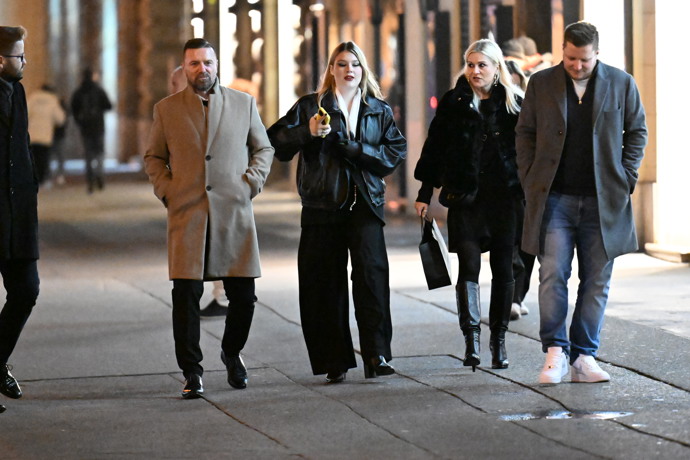 Tomáš Řepka jde noční Prahou. 