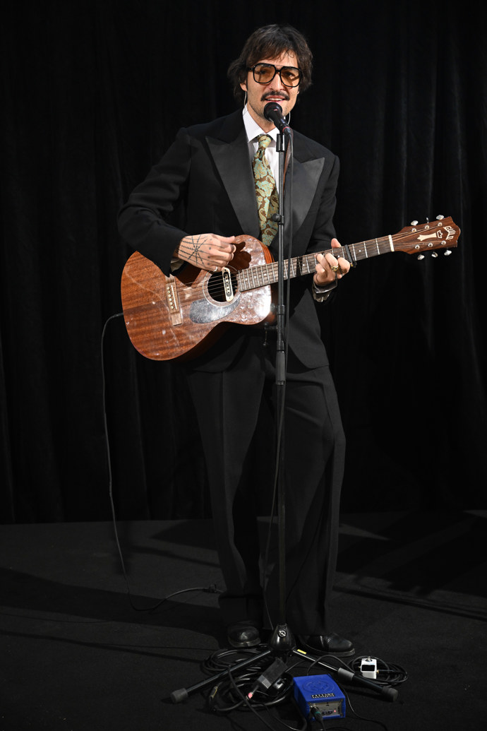 Jordan Haj vypadá jako herec Pedro Pascal. 