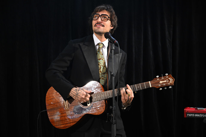 Jordan Haj zazpíval na YVS akci. 