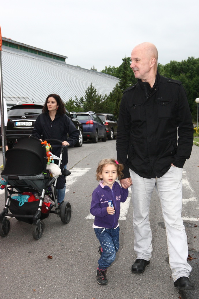 Rebeka má ještě o dva roky mladšího sourozence, Ondřeje. 