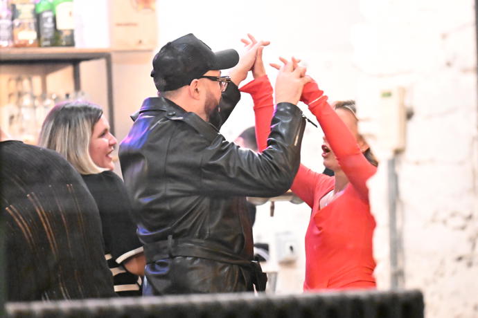 Herečka divoce tančila se svými kamarády.