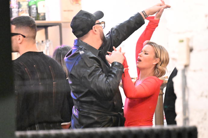 Solaříková ve společnosti přátel zářila štěstím.