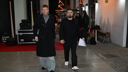 FOTO: Adam Mišík v doprovodu PR manažera Novy Daniela Maršalíka, který se tvářil jako jeho bodyguard.