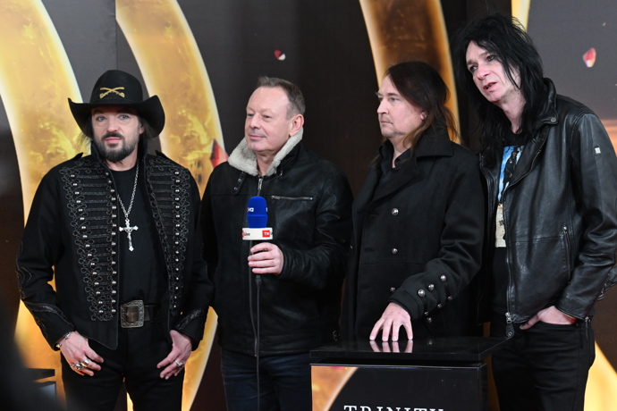 Členové kapely Lucie ihned poskytovali rozhovory. 