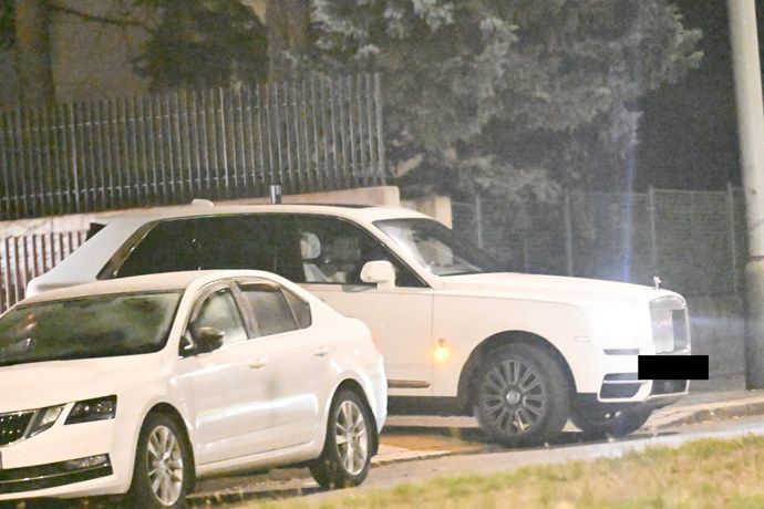 Leoš Mareš ve svém luxusním autě.