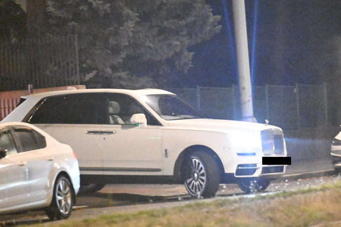 Leoš Mareš ve svém luxusním autě.