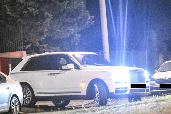 Leoš Mareš ve svém luxusním autě.