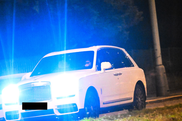 Leoš Mareš ve svém luxusním autě.