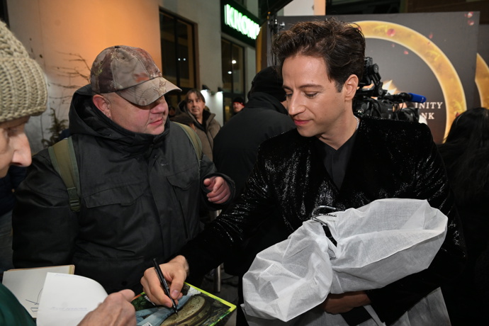 Milan Peroutka se podepsal všem fanouškům. 