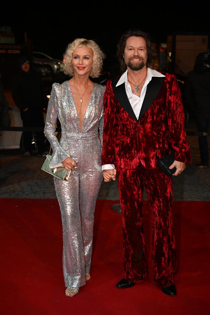 Richard Krajčo a Karin Babinská znovu nešli přehlédnout. Jako by svými outfity přivolávali Vánoce.