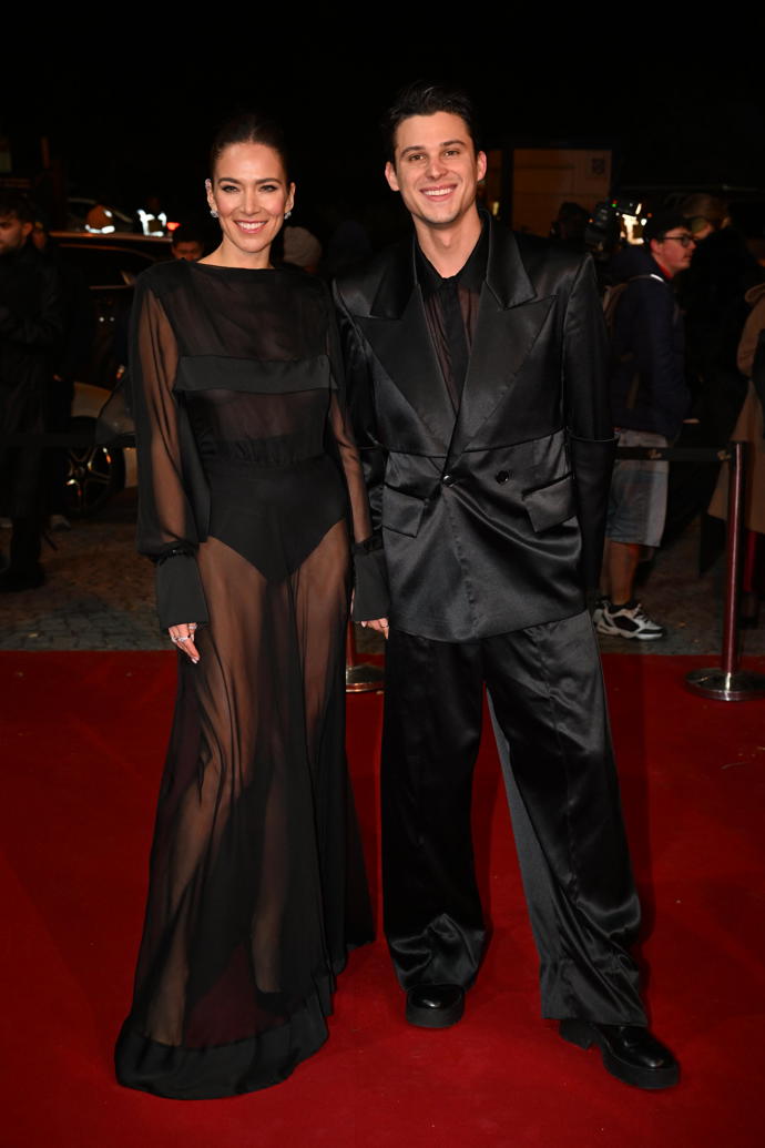 Modelka Andrea Bezděková dorazila s přítelem Sebastianem v šatech od Michala Kováčika, v nichž jí musela být sakra zima...