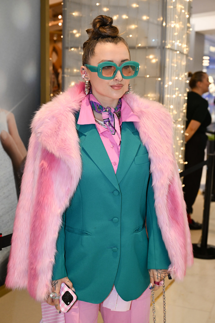 Sharlota dorazila ve výrazném outfitu.