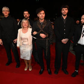 Renne Dang se svou kapelou a s maminkou. 