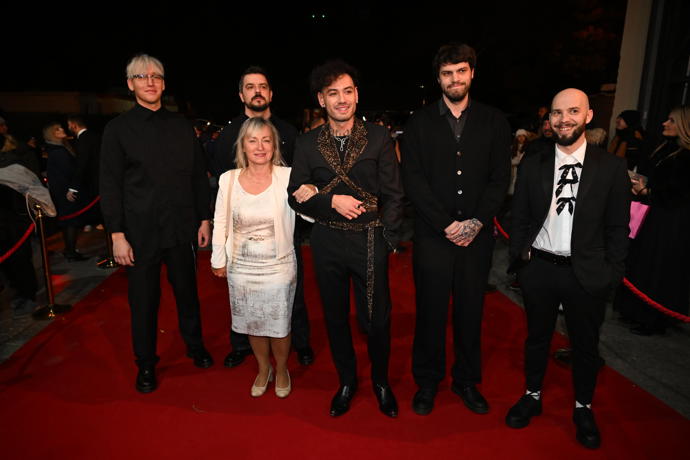 Renne Dang se svou kapelou a nejspíš s maminkou. 