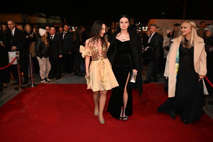 Natálie Grossová s kamarádkou. 