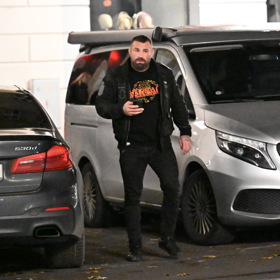 Karlos Vémola odchází z tajné party.