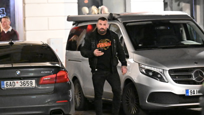 FOTO: Karlos Vémola odchází z tajné party.