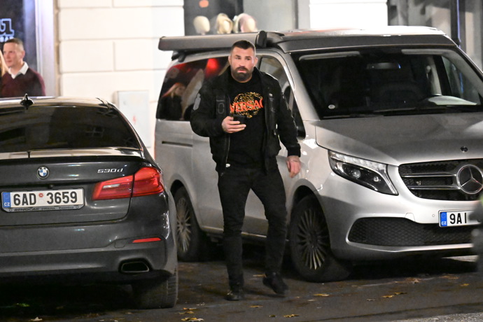 Karlos Vémola odchází z tajné party.