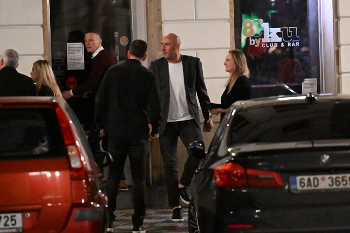 Jan Koller dorazil s manželkou. 