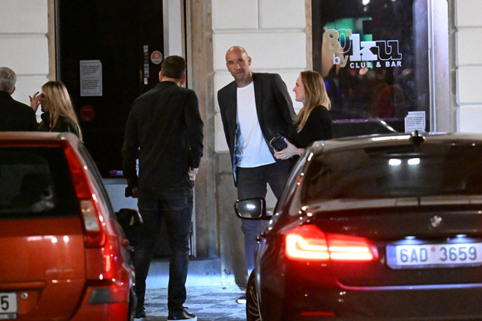 Jan Koller měl s sebou manželku.