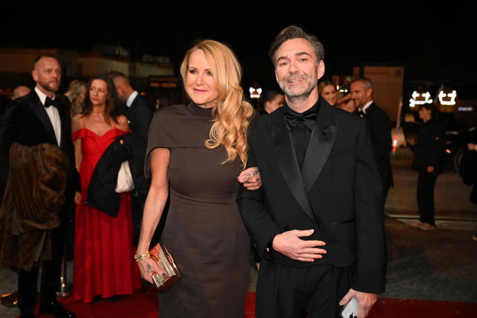 Vendula Pizingerová s neznámým doprovodem. 