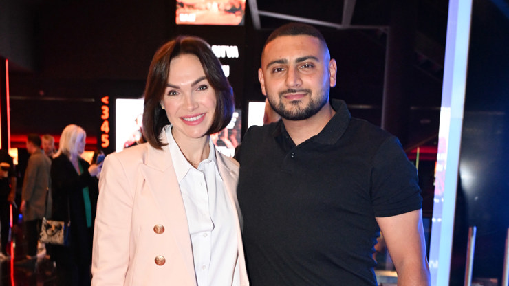 Kamila Nývltová s partnerem na premiéře filmu Jedna bitva za druhou.