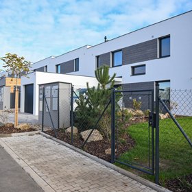 Domek působí nenápadně.