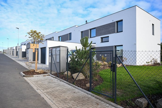 Domek působí nenápadně.