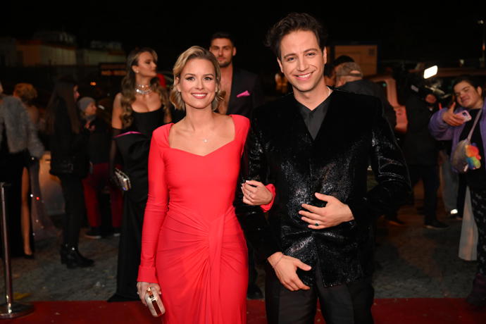 Zpěvák Milan Peroutka udělala výjimku a do společnosti nevyvedl svého partnera Dominika, nýbrž herečku Patricii Solaříkovou.