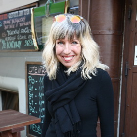 Jednu dobu nosila i dlouhé vlasy s ofinkou. 