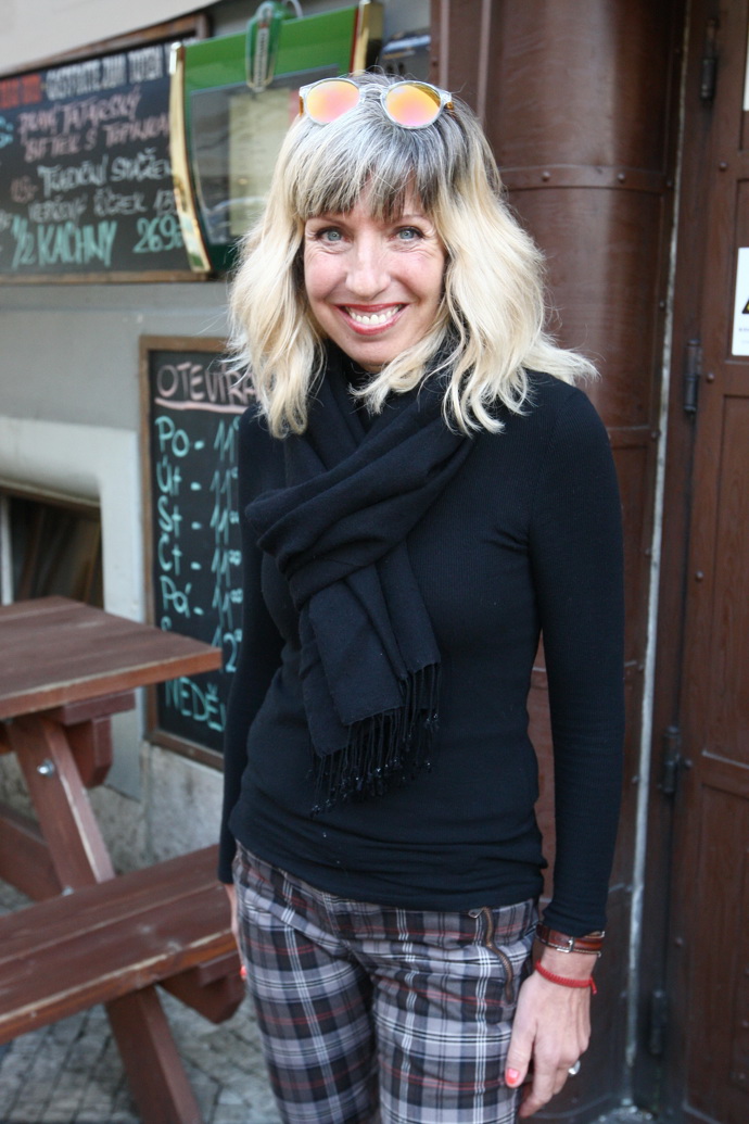 Jednu dobu nosila i dlouhé vlasy s ofinkou. 