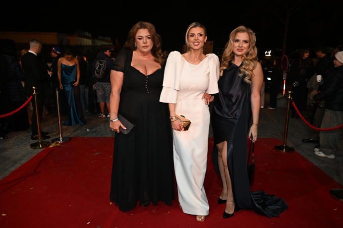 Lela dorazila v doprovodu kamarádek.