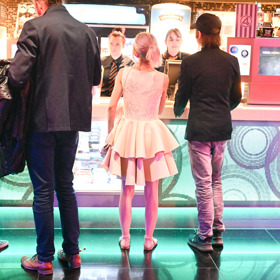 Adéla Pulcová a Ondy Mikula si šli pro občerstvení. 