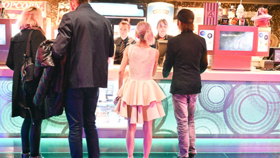 FOTO: Adéla Pulcová a Ondy Mikula si šli pro občerstvení.