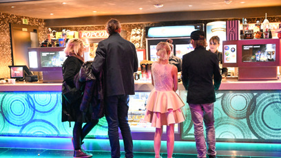 FOTO: Adéla Pulcová a Ondy Mikula ve frontě na občerstvení.