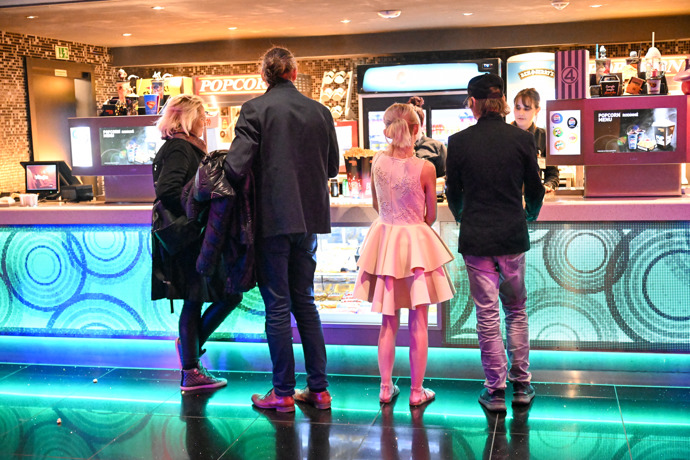 Adéla Pulcová a Ondy Mikula ve frontě na občerstvení. 