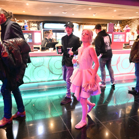 Adéla Pulcová a Ondy Mikula si odnáší jídlo. 