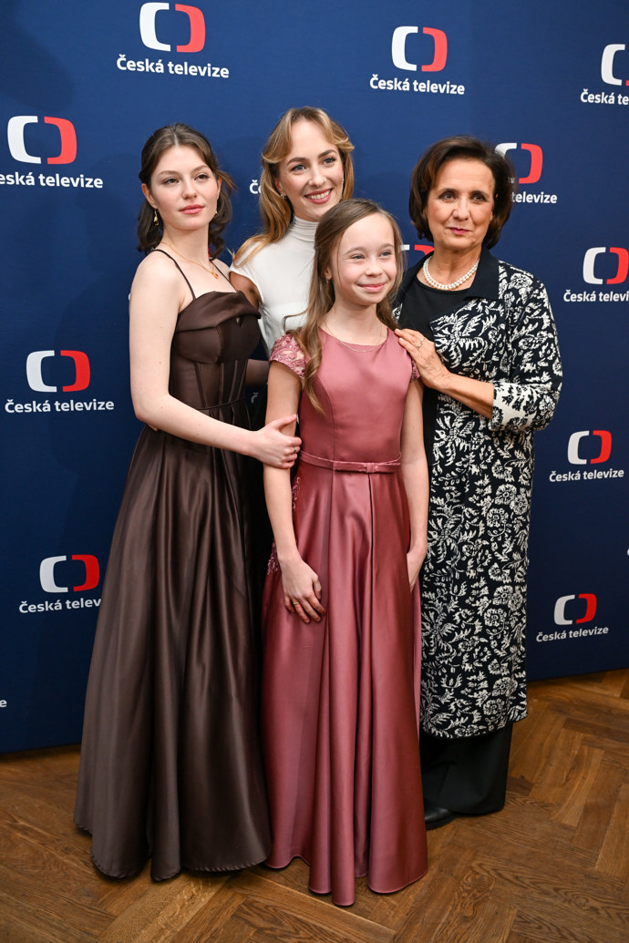 Elizaveta Maximová společně se Sophií Šporclovou, Valentýnou Bečkovou a Veronikou Freimanovou. 