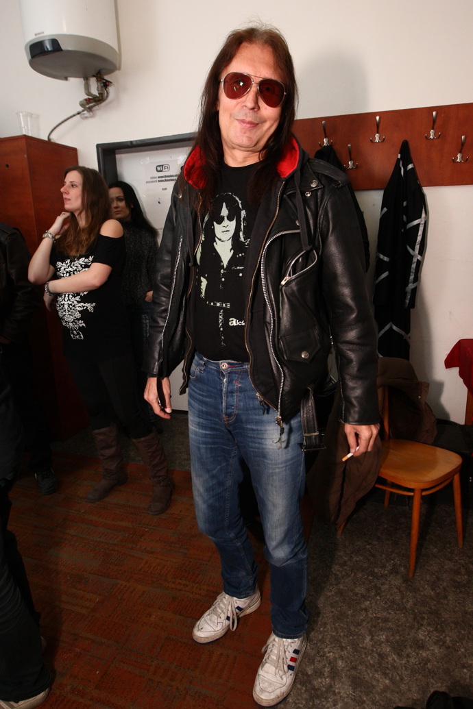 Jak nám v rozhovoru prozradil, nejraději nosí džíny, tričko s potiskem a koženou bundu. 