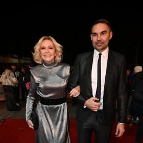 Zpěvačka Helena Vondráčková vynesla stříbrnou róbu z dílny své dvorní návrhářky Tatiany Kovaříkové. 