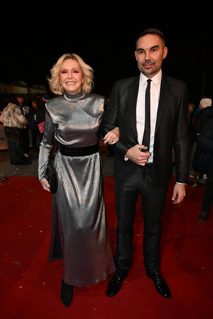 Zpěvačka Helena Vondráčková vynesla stříbrnou róbu z dílny své dvorní návrhářky Tatiany Kovaříkové. 