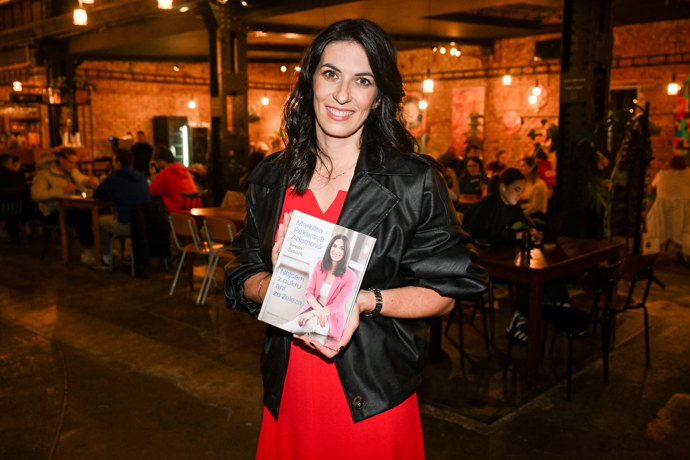 Markéta Pekarová Adamová se svojí knihou.