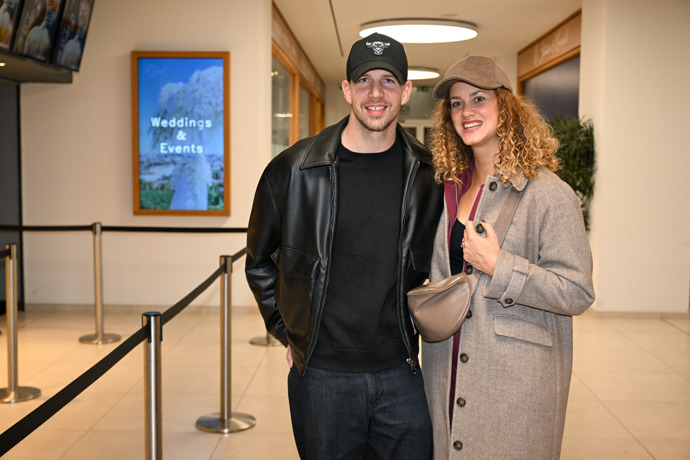 Herec Peter Pecha se svou ženou Kateřinou Pechovou dorazili v dobré náladě. 