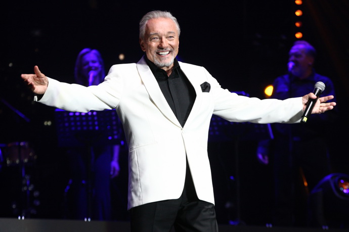 Černobílou kombinaci Mistr nosil i na pódiu.