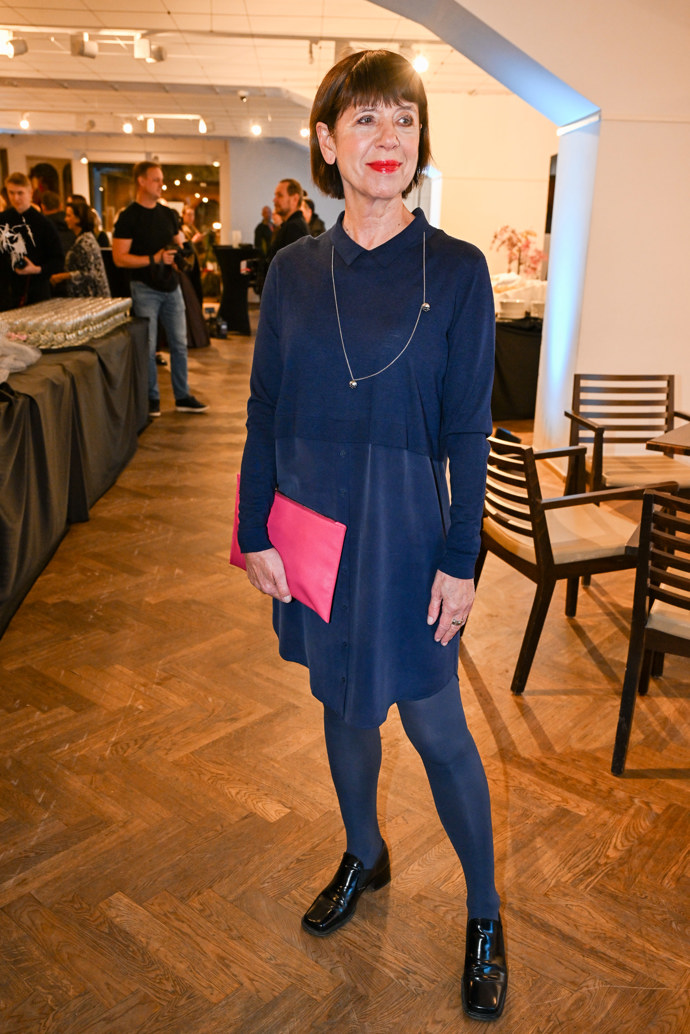 Andrea Bartošková outfit doplnila o růžové psaníčko.