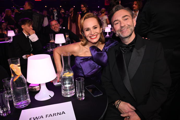 Monika Absolonová s doprovodem. 