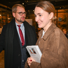 Nový šéf Top 09 Matěj Ondřej Havel přišel s doprovodem.