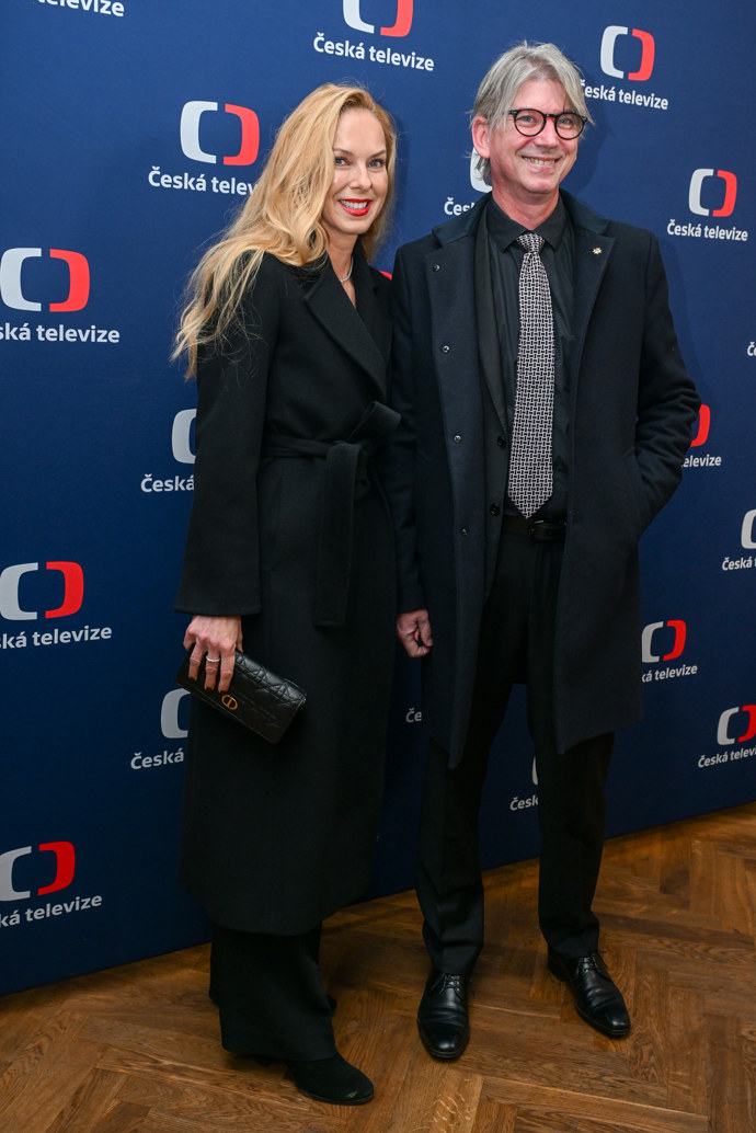 Jiří Strach po boku své nádherné manželky na premiéře filmu Máma. 