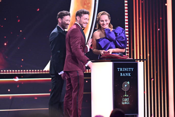 Třetí místo v kategorii Zpěvačka získala Monika Absolonová. Cenu převzala od bratrů Dubovických.