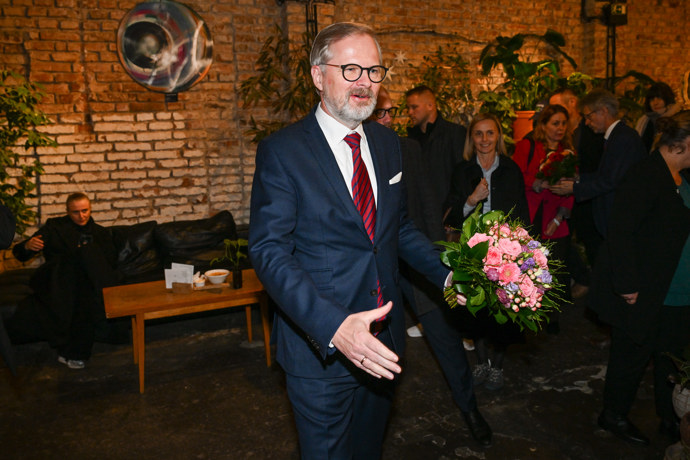 Petr Fiala přinesl Markétě Pekarové Adamové květiny.